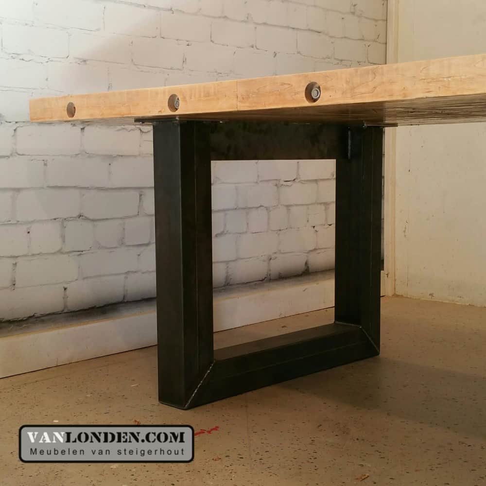 Tafel Eefje van oude bowlingbaan met stalen poten