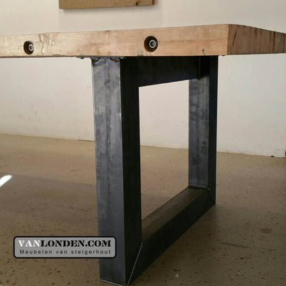 Tafel Eefje van oude bowlingbaan met stalen poten