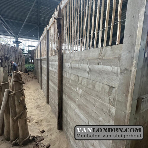 Steigerhouten podium Ouwehands Dierenpark achterkant