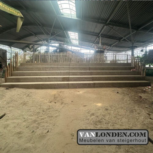 Steigerhouten podium Ouwehands Dierenpark voorkant